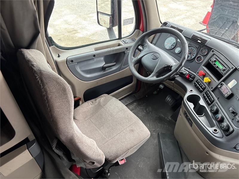 Freightliner Cascadia 125 6x4 T/A Sleeper Truck Tractor Nyergesvontatók