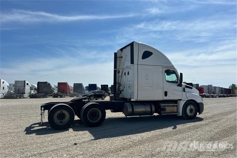 Freightliner Cascadia 126 6x4 T/A Sleeper Truck Tractor Vetopöytäautot