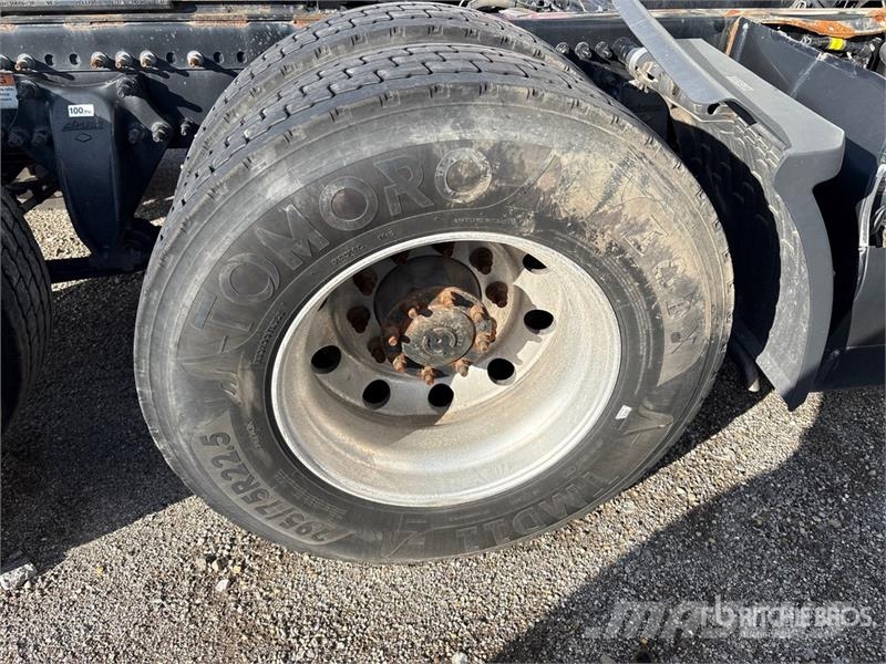 Freightliner Cascadia 126 6x4 T/A Sleeper Truck Tractor (Inoper Trekkvogner