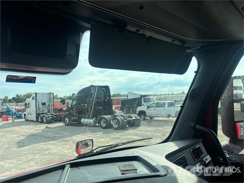 Freightliner Cascadia 126 6x4 T/A Sleeper Truck Tractor Vilcēji