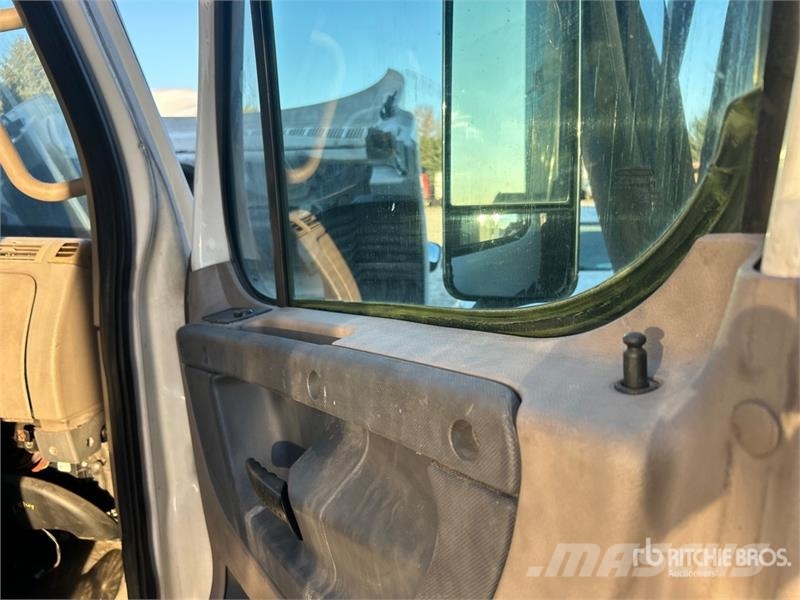 Freightliner Cascadia 125 6x4 T/A Sleeper Truck Tractor Autotractoare