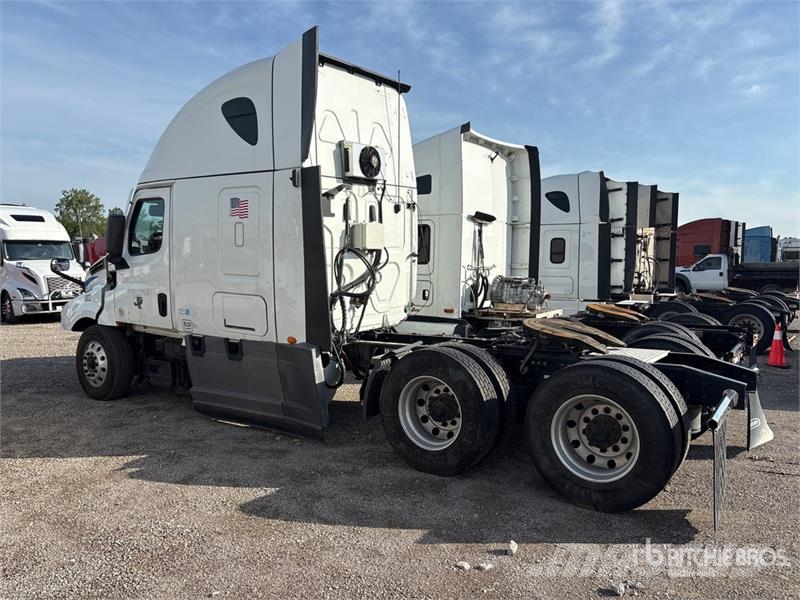 Freightliner Cascadia 126 6x4 T/A Sleeper Truck Tractor (Inoper Trekkvogner