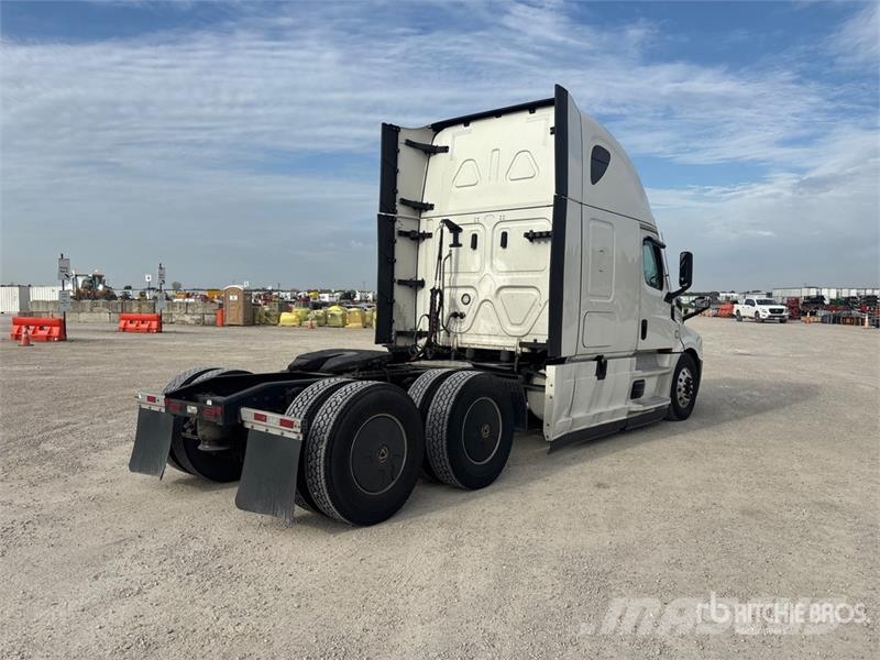 Freightliner Cascadia 126 6x4 T/A Sleeper Truck Tractor Vlačilci