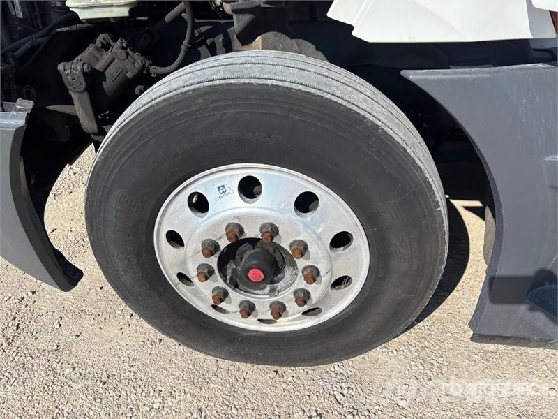 Freightliner Cascadia 126 6x4 T/A Sleeper Truck Tractor Sattelzugmaschinen