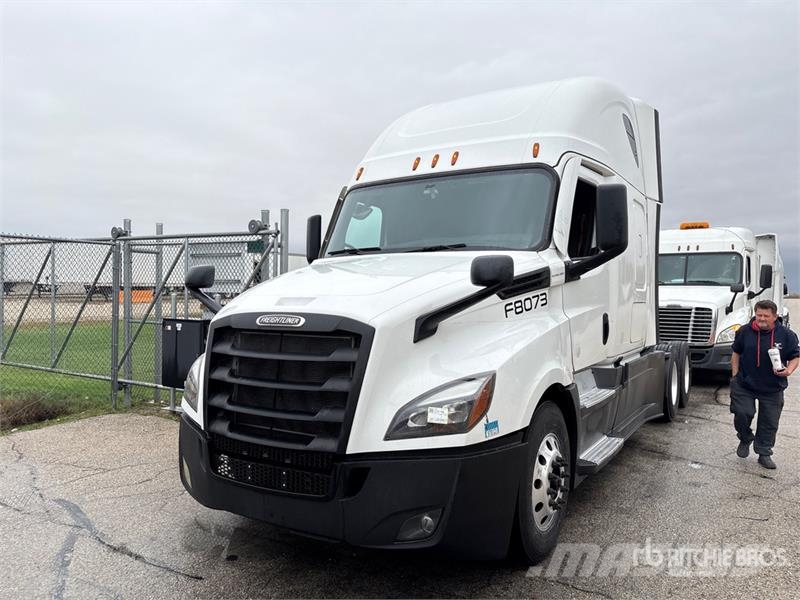 Freightliner Cascadia 126 T/A Sleeper Truck Tractor Tractor Units