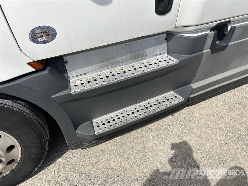 Freightliner Cascadia 126 6x4 T/A Sleeper Truck Tractor (Inoper Tegljači