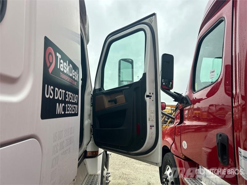 Freightliner Cascadia 126 6x4 T/A Sleeper Truck Tractor Tractor Units