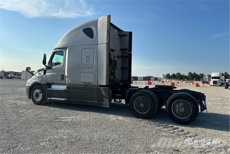 Freightliner Cascadia 126 6x4 T/A Sleeper Truck Tractor Влекачи