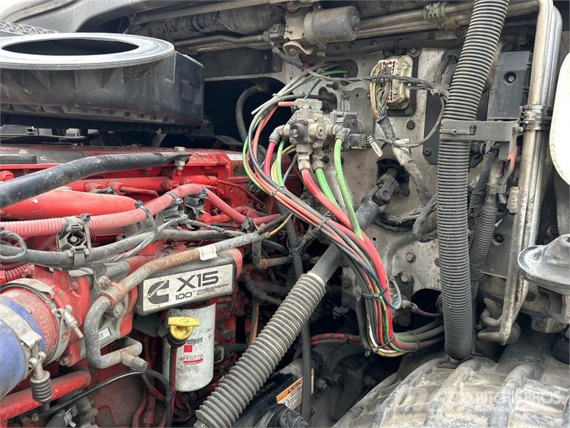 Freightliner Cascadia 126 6x4 Rebuilt Title* T/A Sleeper Truck  Cavalos mecânicos