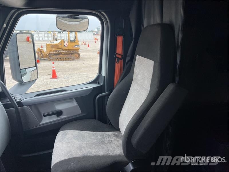 Freightliner Cascadia 126 6x4 T/A Sleeper Truck Tractor 曳引機組件