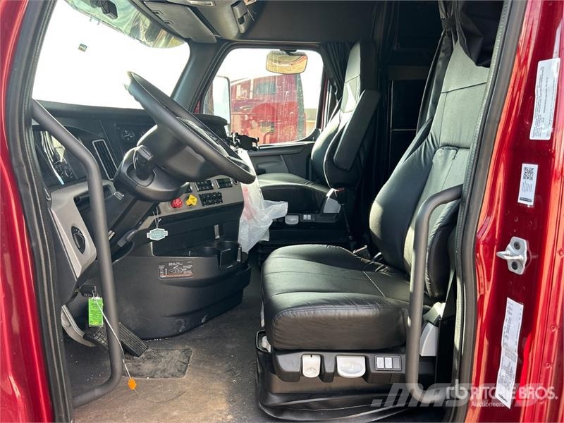 Freightliner Cascadia 126 6x4 T/A Sleeper Truck Tractor Vilcēji