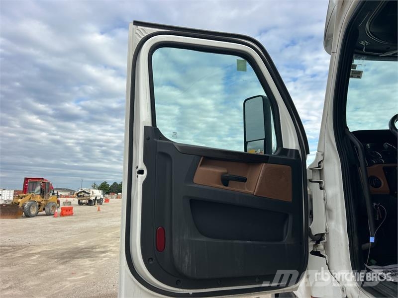 Freightliner Cascadia 126 6x4 T/A Sleeper Truck Tractor Tractores (camiões)