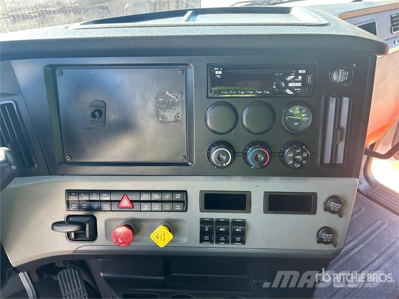Freightliner Cascadia 126 6x4 T/A Sleeper Truck Tractor Tractor Units
