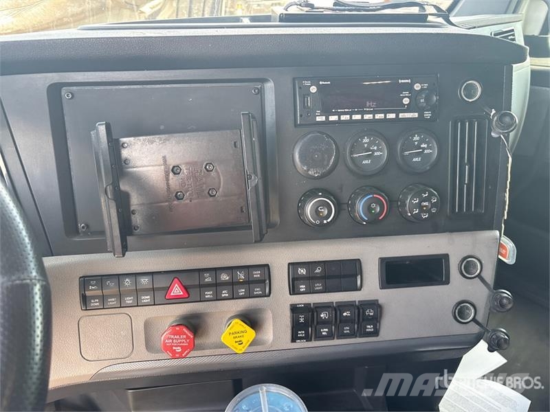 Freightliner Cascadia 126 6x4 T/A Sleeper Truck Tractor Dragbilar