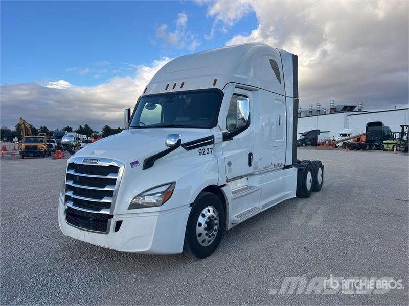 Freightliner Cascadia 126 6x4 T/A Sleeper Truck Tractor Vlačilci
