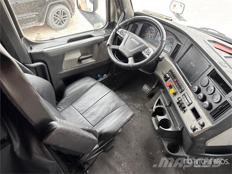 Freightliner Cascadia 126 6x4 T/A Sleeper Truck Tractor Nyergesvontatók