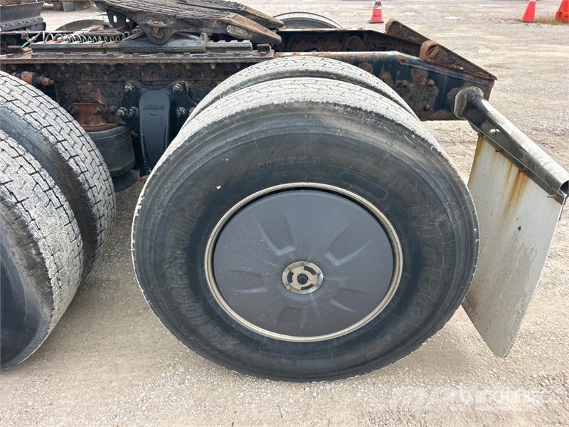 Freightliner Cascadia 126 6x4 T/A Sleeper Truck Tractor Тягачі