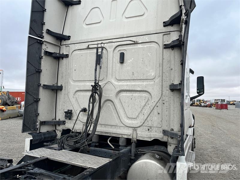 Freightliner Cascadia 126 T/A Sleeper Truck Tractor Vilcēji