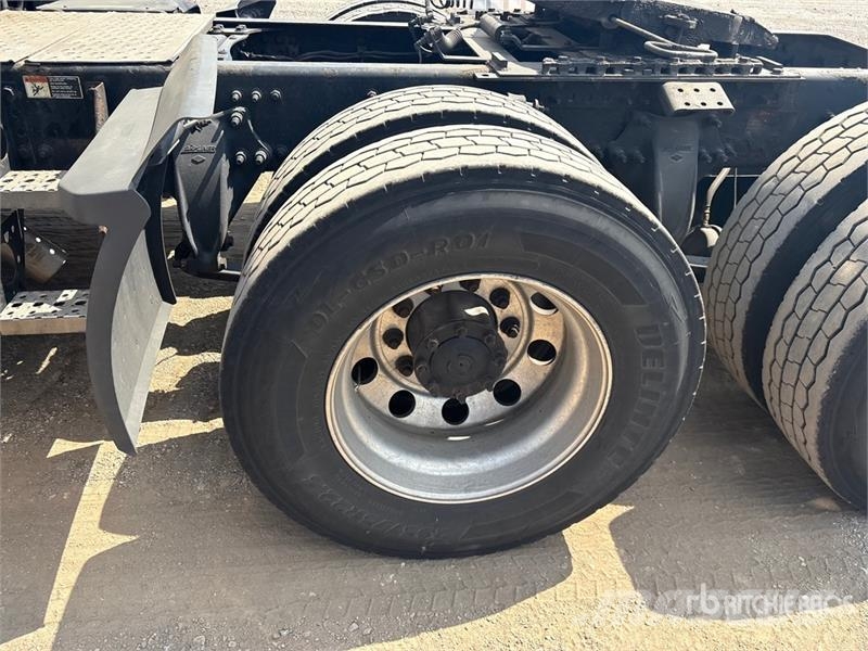 Freightliner Cascadia 126 6x4 T/A Sleeper Truck Tractor Dragbilar