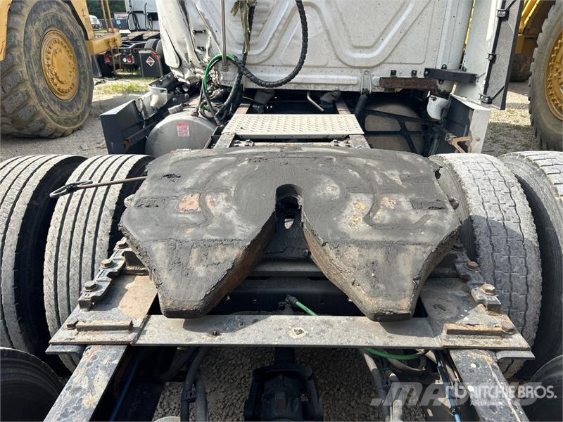 Freightliner Cascadia 126 6x4 T/A Sleeper Truck Tractor Tractor Units
