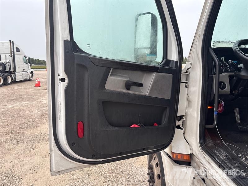 Freightliner Cascadia 126 6x4 T/A Sleeper Truck Tractor Влекачи