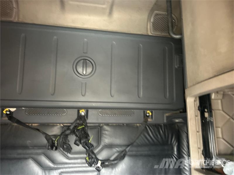 Freightliner Cascadia 125 6x4 T/A Sleeper Truck Tractor (Inoper Trekkers