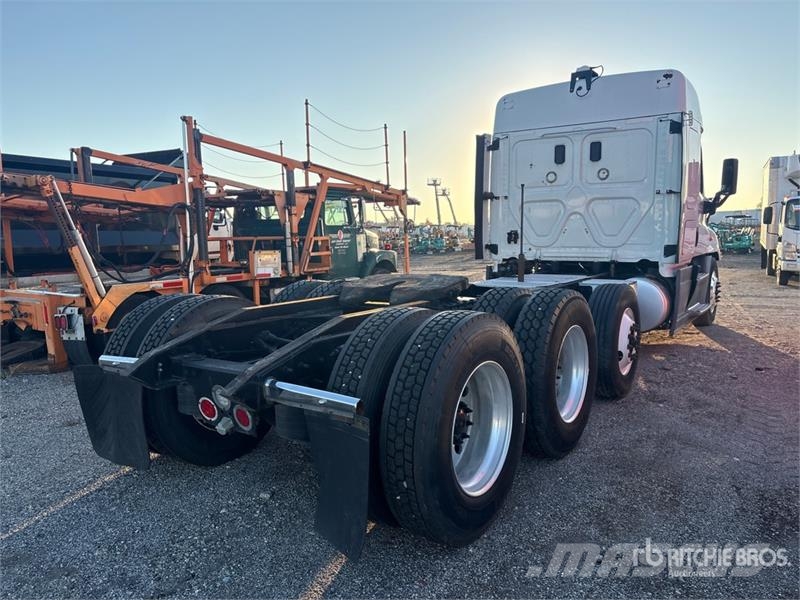 Freightliner Cascadia 125 8x4 Tri/A Sleeper Truck Tractor (Inop Vilcēji