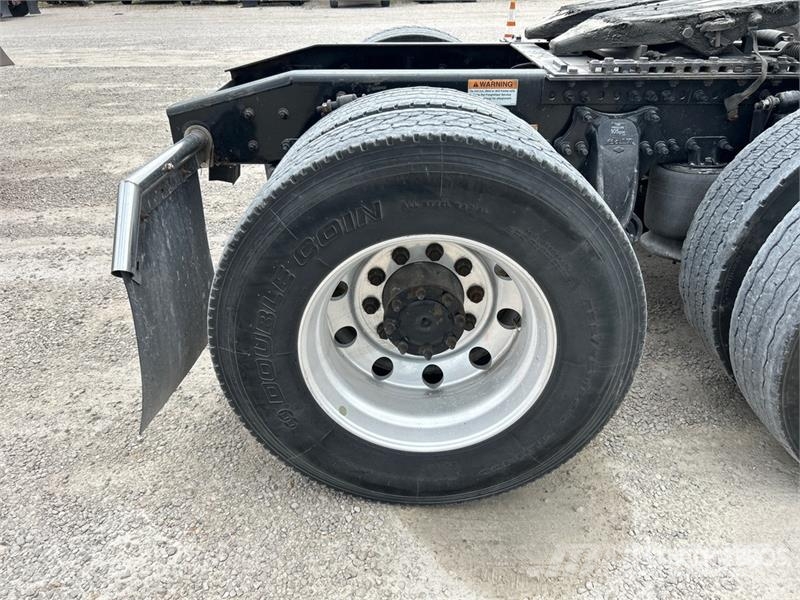 Freightliner Cascadia 126 6x4 Rebuilt Title* T/A Sleeper Truck  Cavalos mecânicos