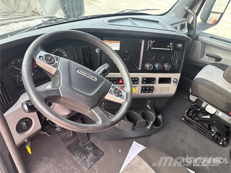 Freightliner Cascadia 126 6x4 T/A Sleeper Truck Tractor Vlačilci