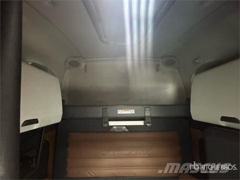 Freightliner Cascadia 126 6x4 Rebuilt Title** T/A Sleeper Truck Trekkers