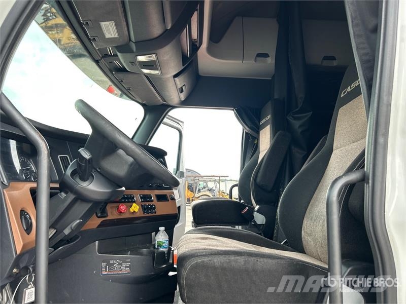 Freightliner Cascadia 126 6x4 Rebuilt Title** T/A Sleeper Truck Trekkers