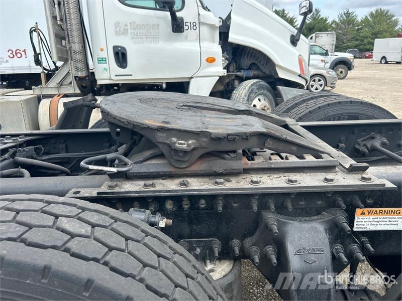 Freightliner Cascadia 126 6x4 T/A Sleeper Truck Tractor Cavalos mecânicos