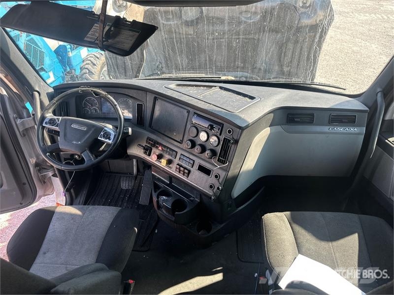 Freightliner Cascadia 126 6x4 T/A Sleeper Truck Tractor Влекачи