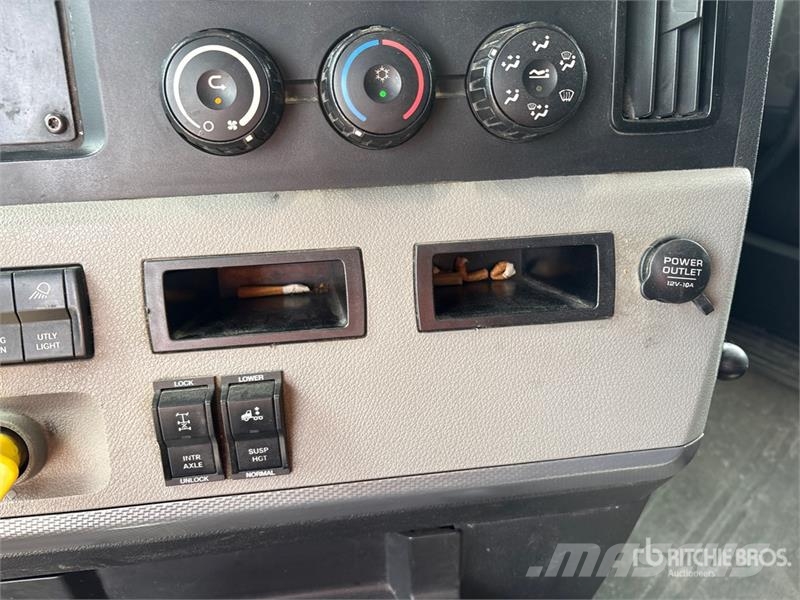 Freightliner Cascadia 126 6x4 T/A Sleeper Truck Tractor Çekiciler