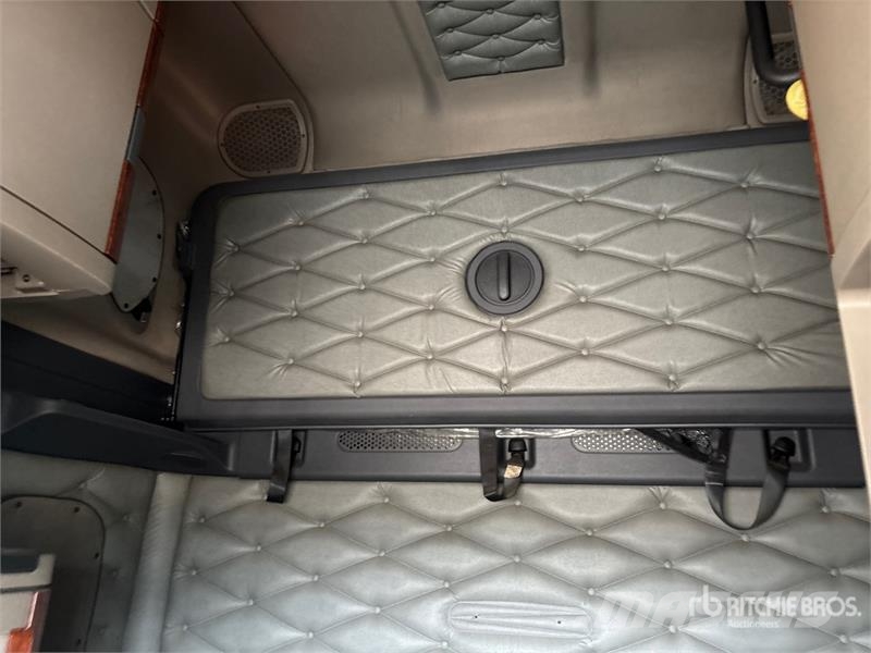 Freightliner Cascadia 125 6x4 T/A Sleeper Truck Tractor 曳引機組件