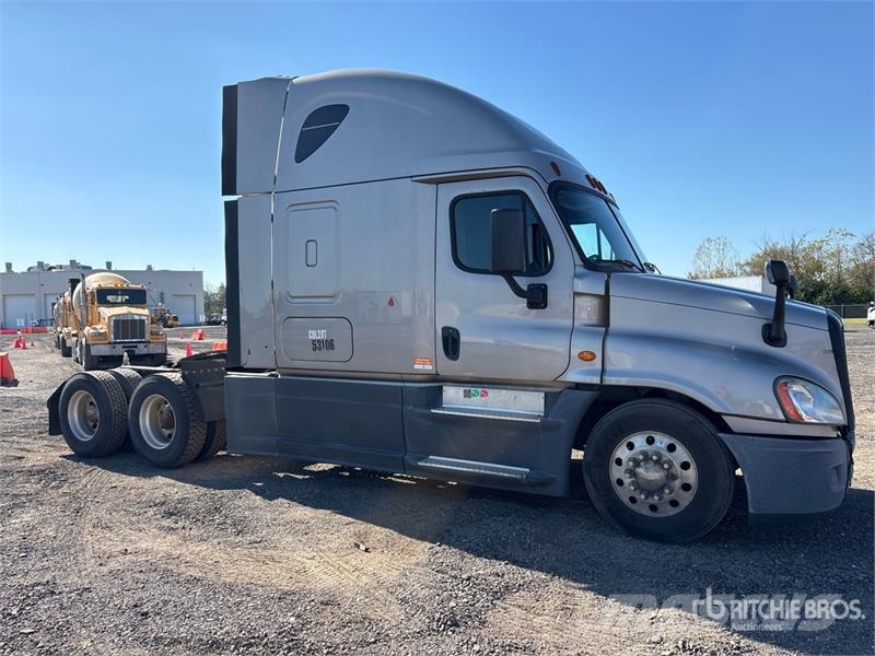 Freightliner Cascadia 125 6x4 T/A Sleeper Truck Tractor Tegljači