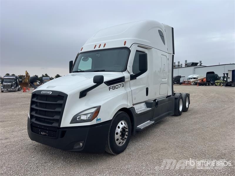 Freightliner Cascadia 126 6x4 T/A Sleeper Truck Tractor Vetopöytäautot