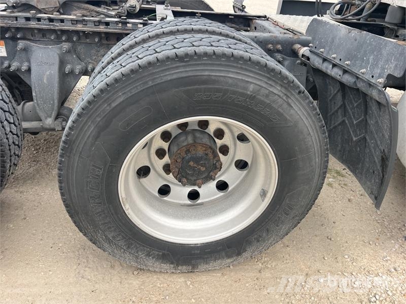 Freightliner Cascadia 125 6x4 T/A Sleeper Truck Tractor Тягачі