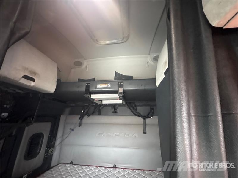 Freightliner Cascadia 126 6x4 T/A Sleeper Truck Tractor Tractores (camiões)