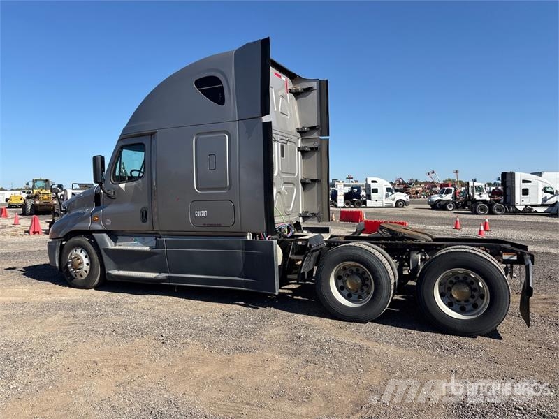 Freightliner Cascadia 125 6x4 T/A Sleeper Truck Tractor Tegljači