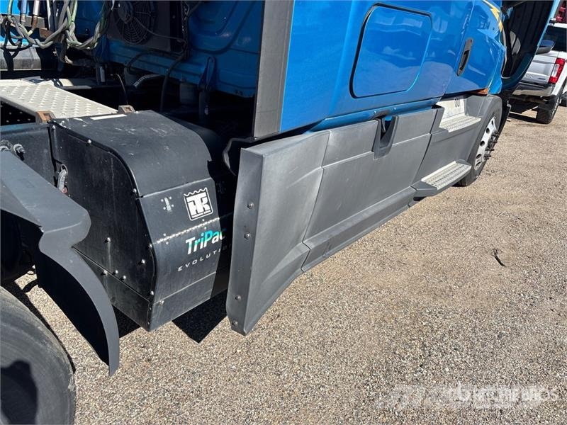 Freightliner Cascadia 126 6x4 T/A Sleeper Truck Tractor 曳引機組件