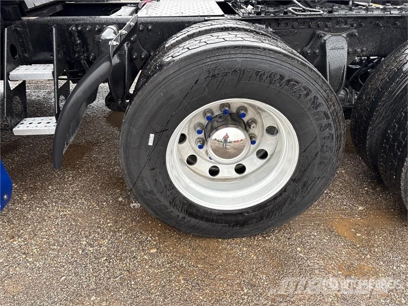 Freightliner Cascadia 125 6x4 T/A Sleeper Truck Tractor Tractor Units