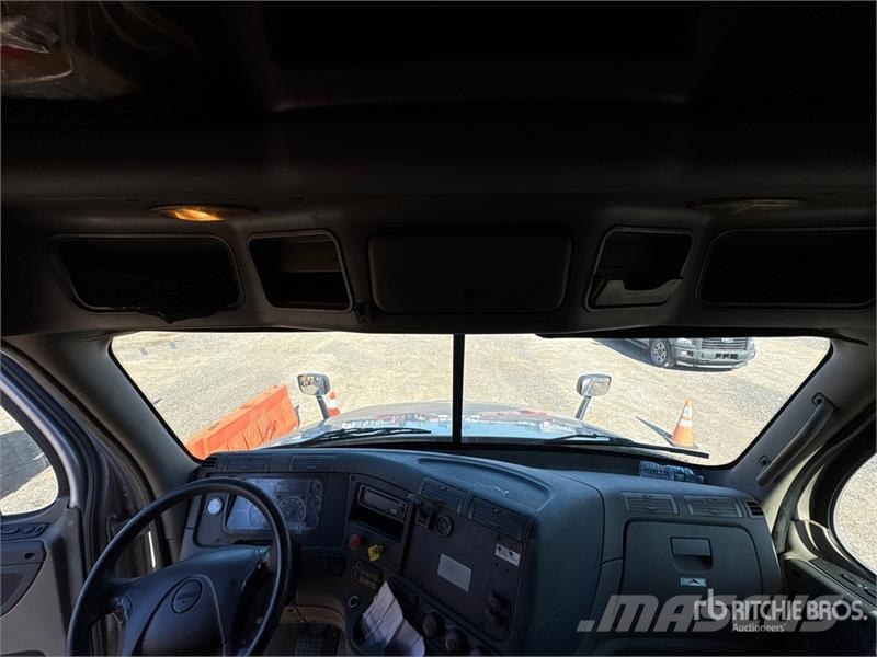 Freightliner Cascadia 125 6x4 T/A Sleeper Truck Tractor Tegljači