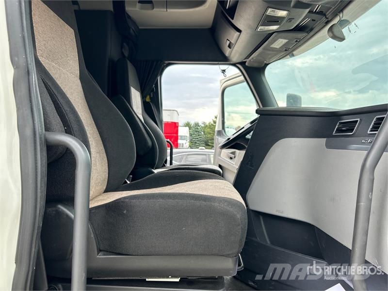 Freightliner Cascadia 126 6x4 Rebuilt Title* T/A Sleeper Truck  Cavalos mecânicos