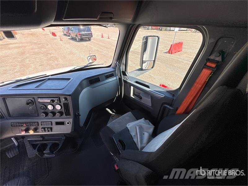 Freightliner Cascadia 126 6x4 T/A Sleeper Truck Tractor Traktorske jedinice