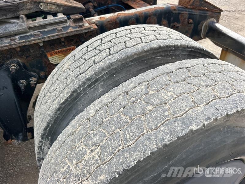 Freightliner Cascadia 126 6x4 T/A Sleeper Truck Tractor Тягачі