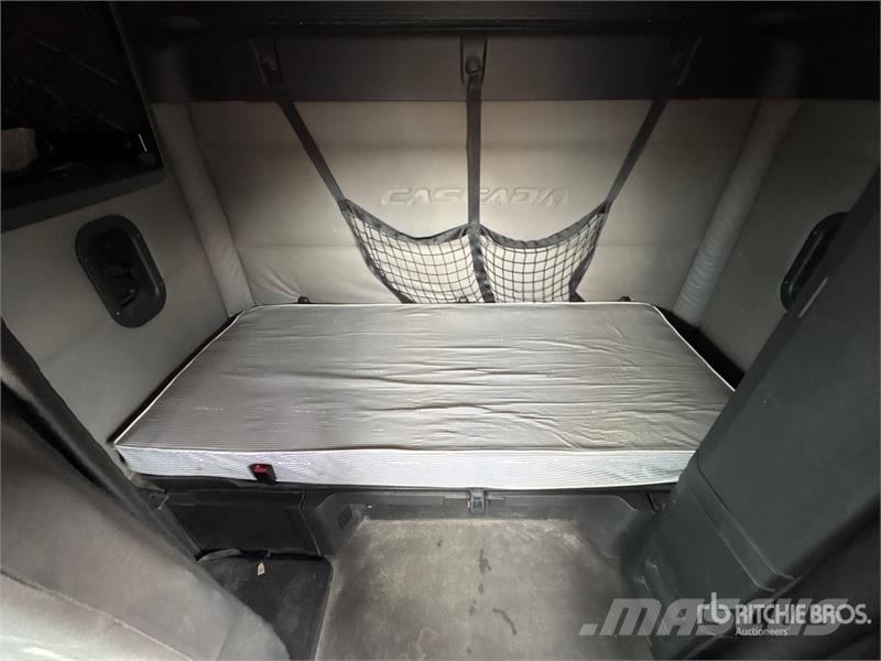 Freightliner Cascadia 126 6x4 T/A Sleeper Truck Tractor 牵引车