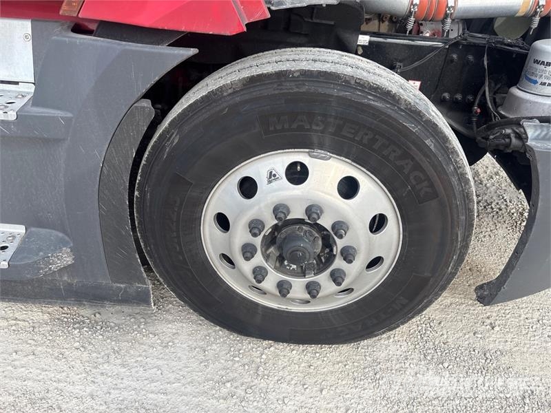 Freightliner Cascadia 126 6x4 T/A Sleeper Truck Tractor Vilcēji