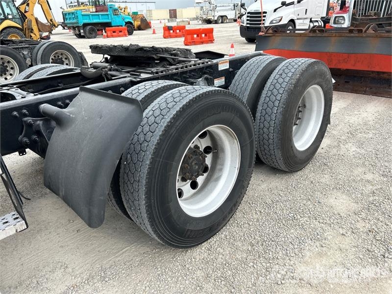 Freightliner Cascadia 126 6x4 Rebuilt Title* T/A Sleeper Truck  Cavalos mecânicos