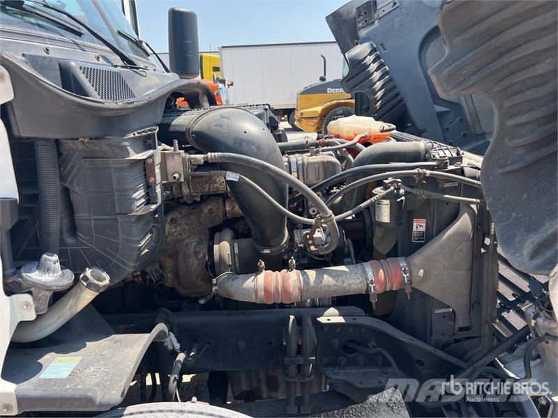 Freightliner Cascadia 125 6x4 T/A Sleeper Truck Tractor Vlačilci